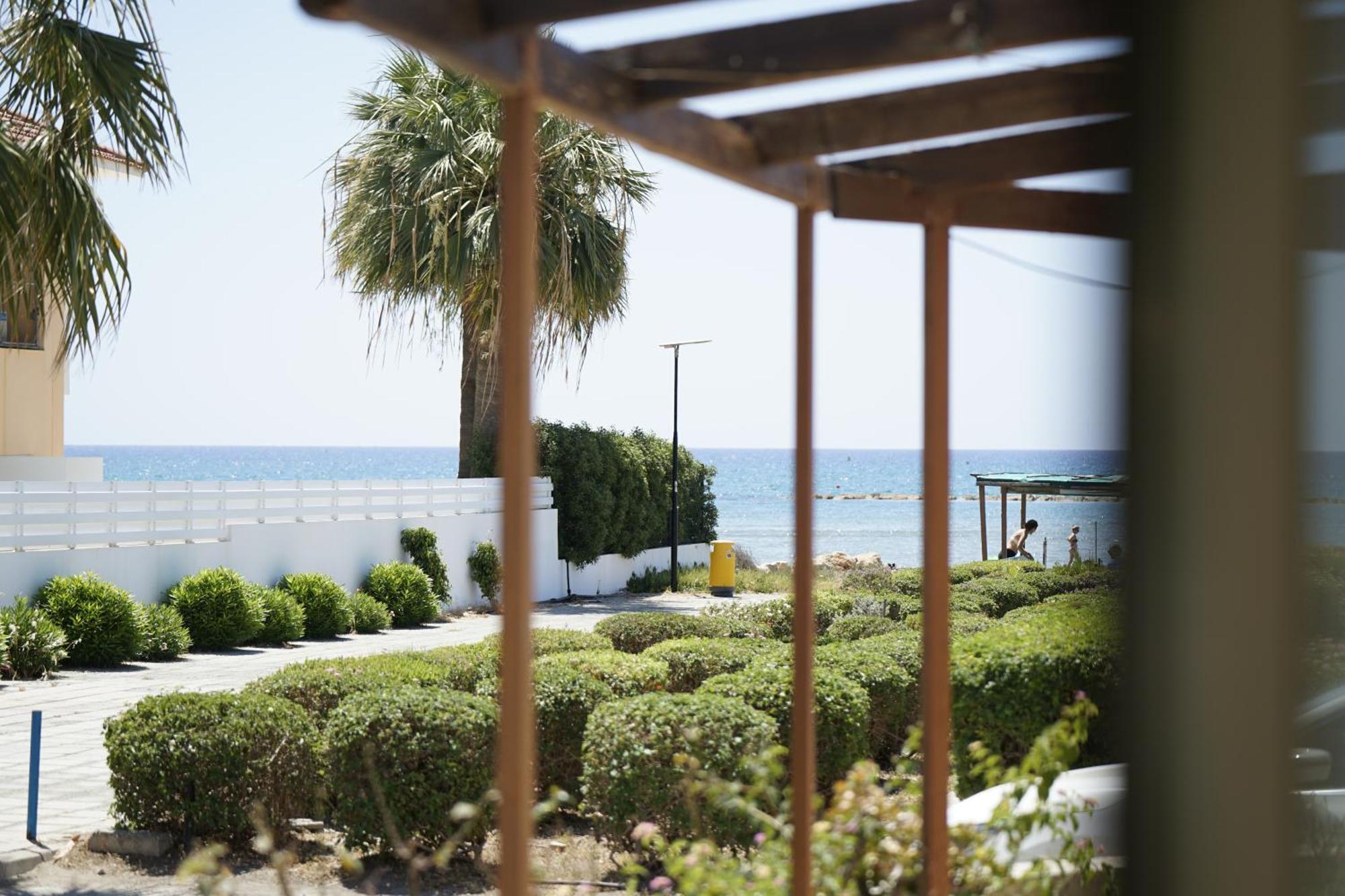 Searenity Seafront House - 50m From The Holiday home