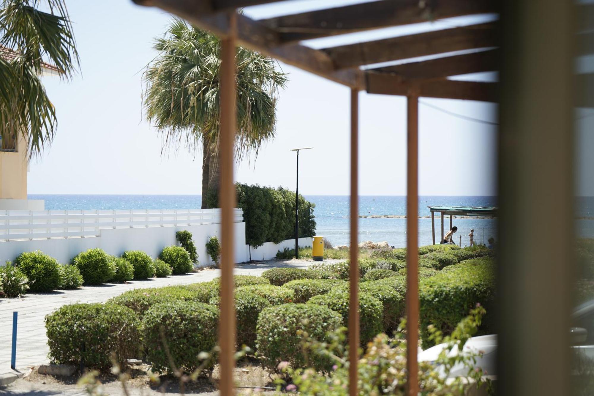Searenity Seafront House - 50m From The Holiday home